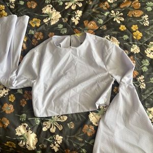 Gianni Bini super cute “Bella” bell sleeved blue striped cropped blouse (XS)
